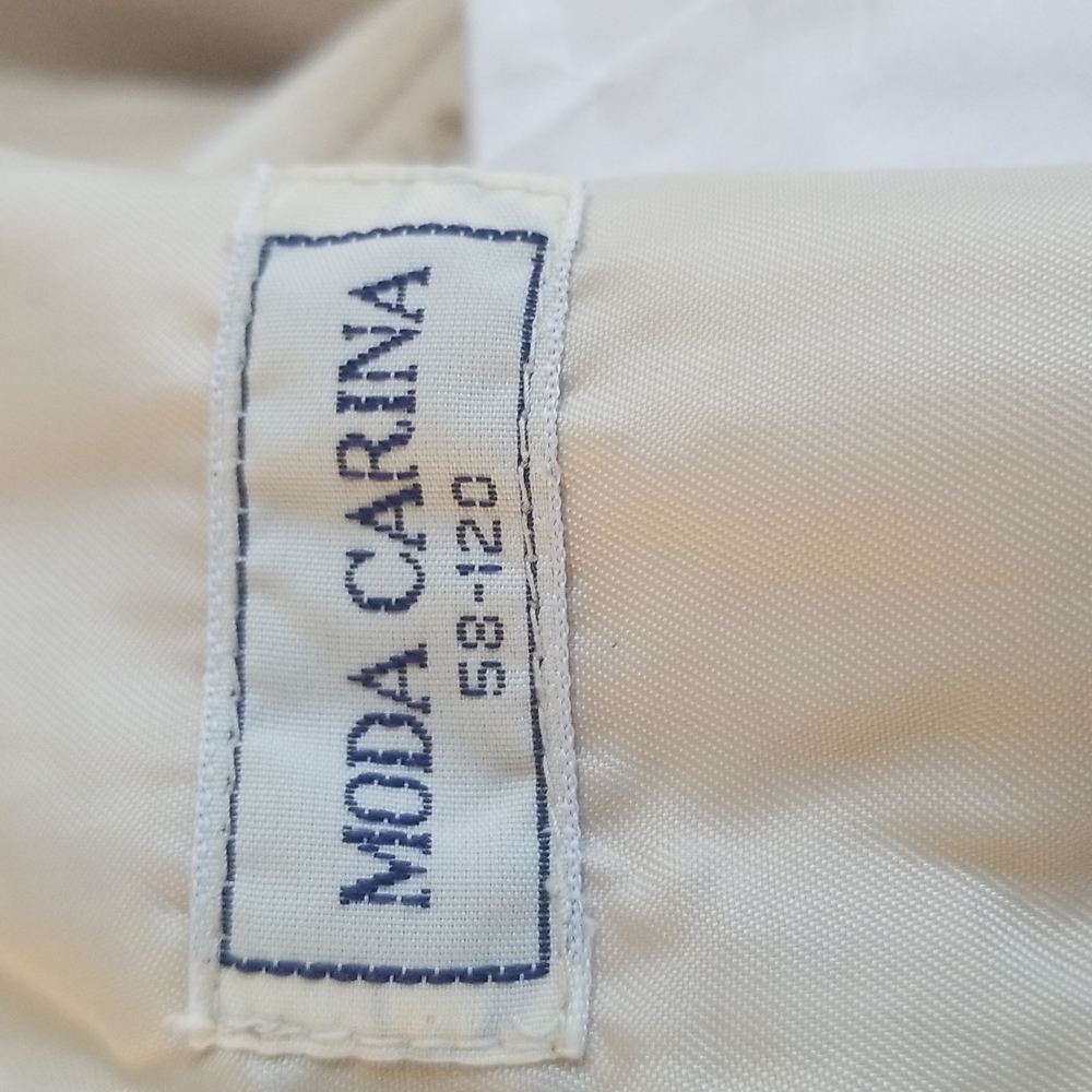 Beautiful Moda Carina kid dress size 4. Well kept used once and was cleaned.